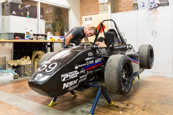 Sinh viên Đại học Sydney thí nghiệm tại phòng chế tạo xe đua