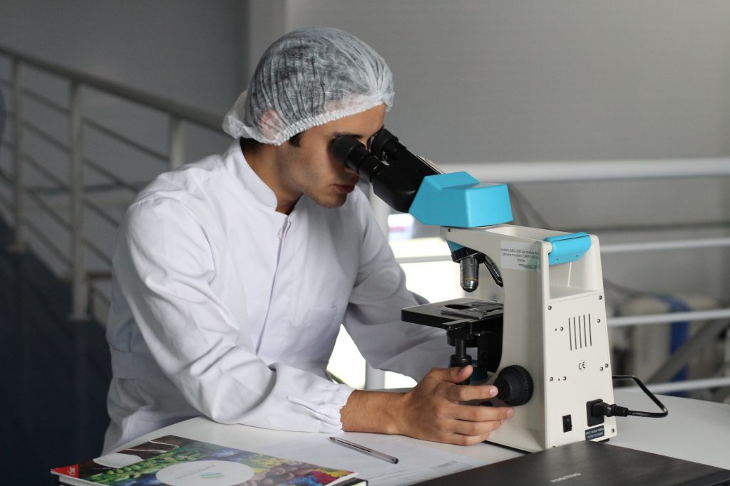 Các nghiên cứu sinh nghiên cứu và điều chế dược liệu trong phòng thí nghiệm