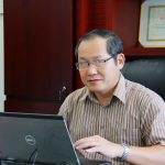 Ông Lê Phụng Hào (thứ 4 từ phải sang) được vinh danh trong chương trình