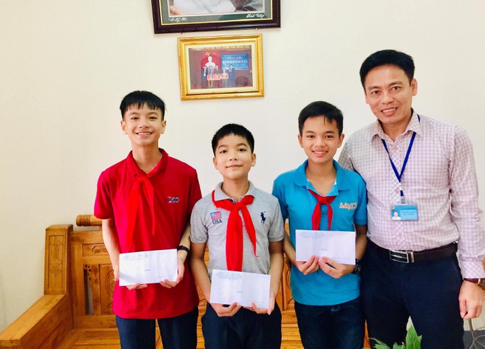 Thầy Ngô Đình Dũng - Hiệu trưởng trường THCS Sông Trí trao quà cho các em lọt vào vòng 2 cuộc thi