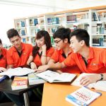 Sinh viên đại học FPT đang học tập nhóm