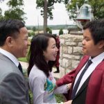 Thần đồng Đỗ Nhật Nam bên cạnh cha mẹ