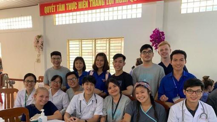 sinh viên ĐH Cần Thơ và quốc tế tham gia khám bệnh và cấp phát thuốc từ thiện