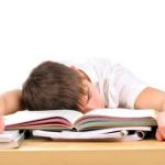 Đứa trẻ mệt mỏi vì áp lực từ cha mẹ